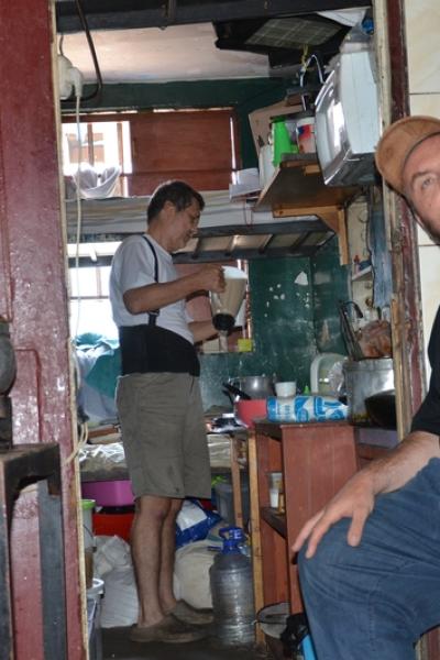 Lucho begeistert mich - Er verschenkt seinen Kraftdrink an alle Häftlinge mit TBC Lucho begeistert mich - Er verschenkt seinen Kraftdrink an alle Häftlinge mit TBC