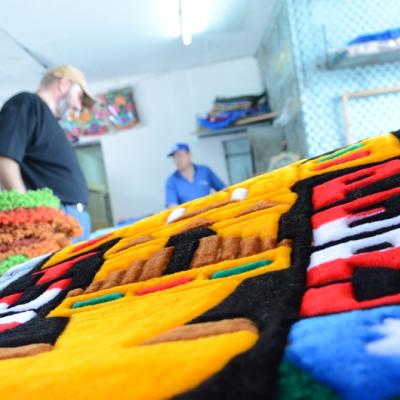 Zaghafte Anfänge einer Resozialisation - Teppichknüpfen Zaghafte Anfänge einer Resozialisation - Teppichknüpfen