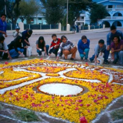 Blumenteppich con Messdienern